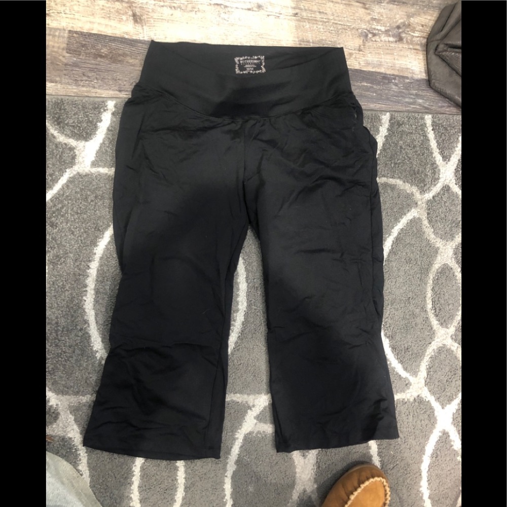 Cropped maternity workout pants medium